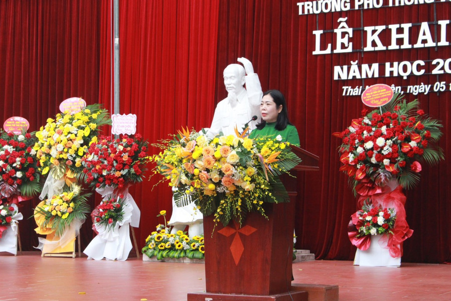 Nhà giáo Lục Thuý Hằng, Hiệu trưởng trường Phổ thông vùng cao Việt Bắc.