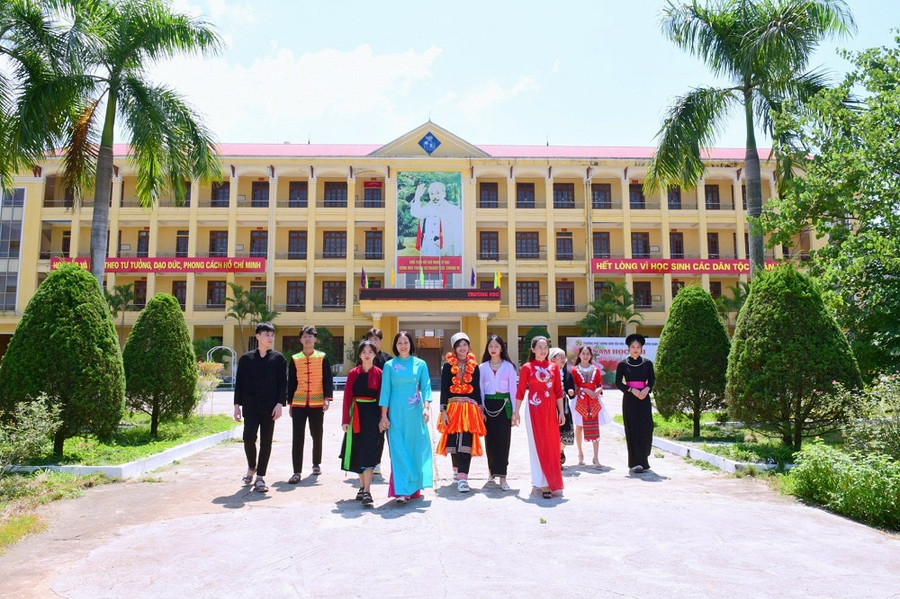 Niềm vui của cô và trò Trường Phổ thông Dân tộc nội trú THPT tỉnh Tuyên Quang trong ngày đầu năm học mới. Niềm vui của cô và trò Trường Phổ thông Dân tộc nội trú THPT tỉnh Tuyên Quang trong ngày đầu năm học mới.