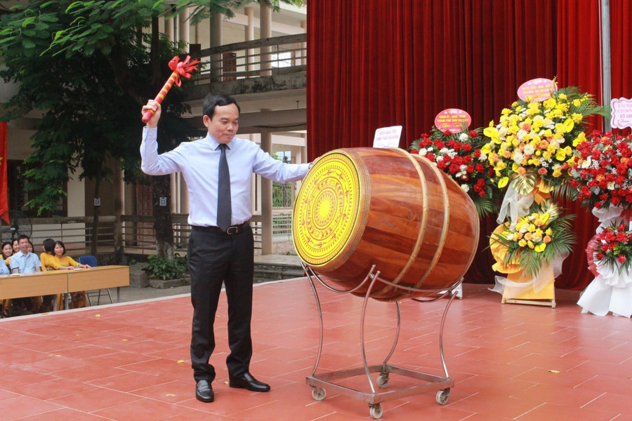 Phó Thủ tướng Trần Lưu Quang đánh trống khai trường.