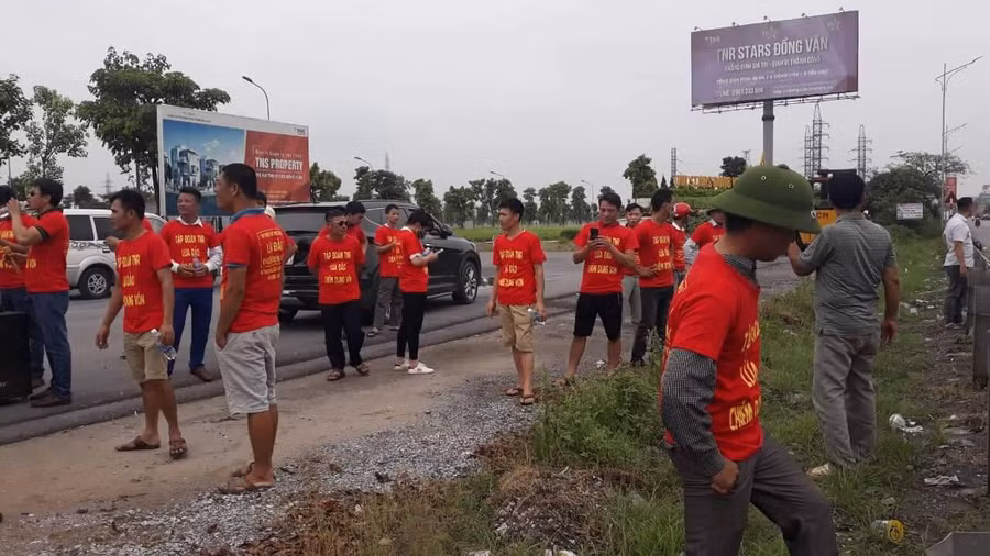 Người dân phản đối hành vi lừa đảo của TNR Holding