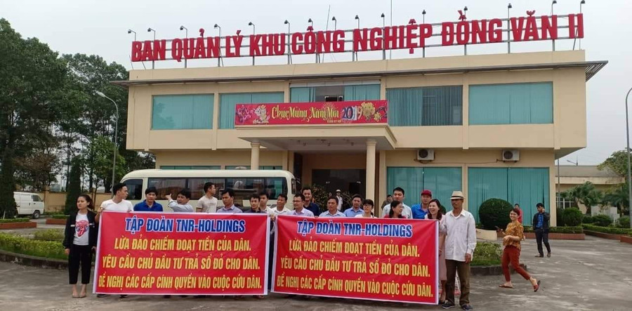Người dân căng băng rôn đề nghị TNR Holding trả sổ đỏ. Người dân căng băng rôn đề nghị TNR Holding trả sổ đỏ.
