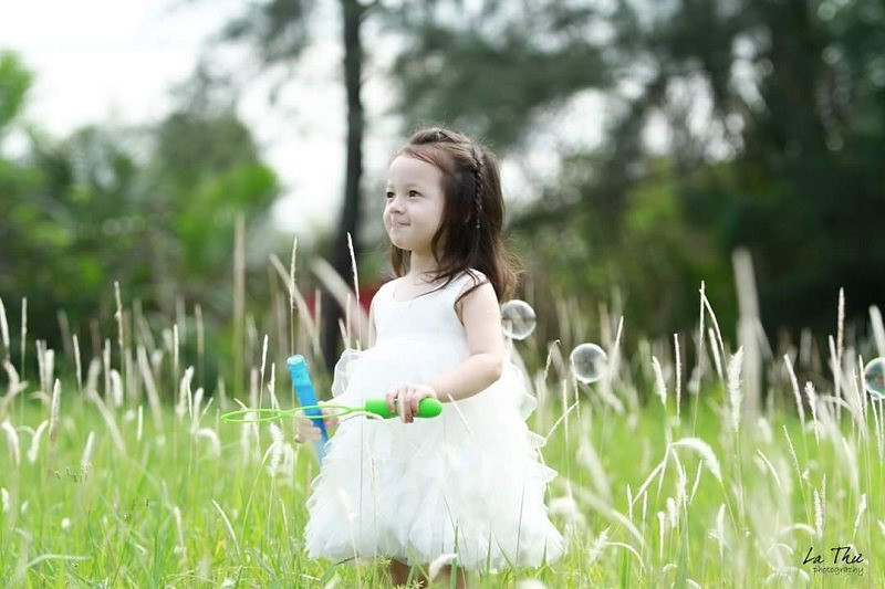 Vẻ đáng yêu của nhóc tì lai “nghiện” chụp ảnh khiến mẹ nào cũng muốn xin về nuôi ảnh 11