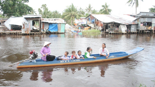 HS huyện Trần Văn Thời (Cà Mau) đến trường bằng xuồng máy
