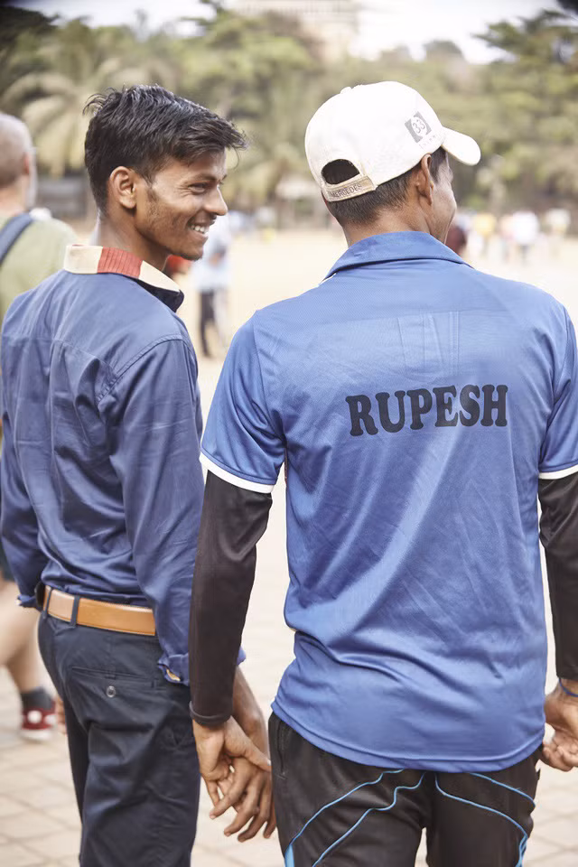 Và anh quyết định ghi lại bộ hình về khoảnh khắc những cái nắm tay trong chuyến đi Ấn Độ lần này