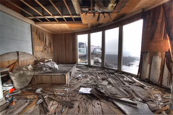 Cảnh tượng đổ nát bên trong