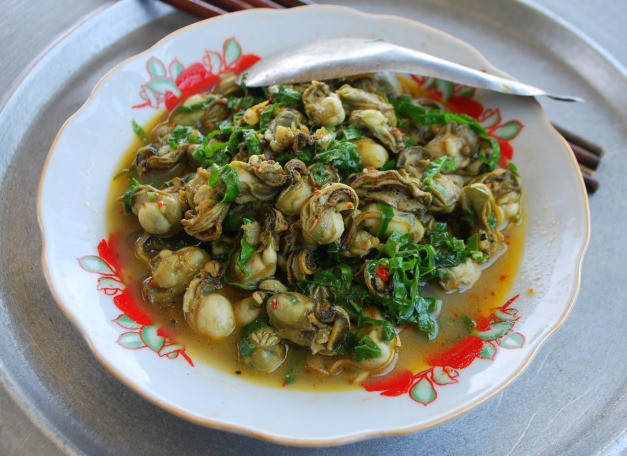 Món hàu xào với lá lót