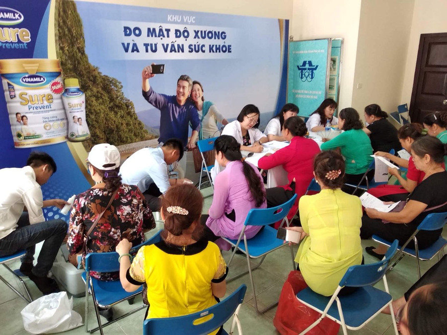 Các bác sĩ Trung tâm dinh dưỡng Vinamilk tư vấn sức khỏe và dinh dưỡng cho người cao tuổi tham gia chương trình Các bác sĩ Trung tâm dinh dưỡng Vinamilk tư vấn sức khỏe và dinh dưỡng cho người cao tuổi tham gia chương trình