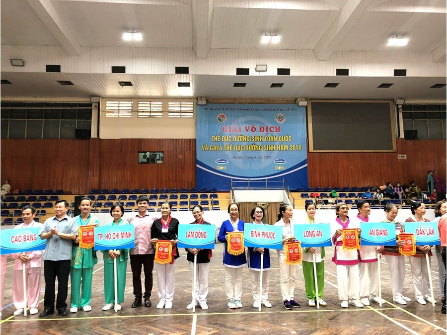 Ban tổ chức và Nhà tài trợ Vinamilk lên trao cờ lưu niệm cho các đoàn tham gia Ban tổ chức và Nhà tài trợ Vinamilk lên trao cờ lưu niệm cho các đoàn tham gia