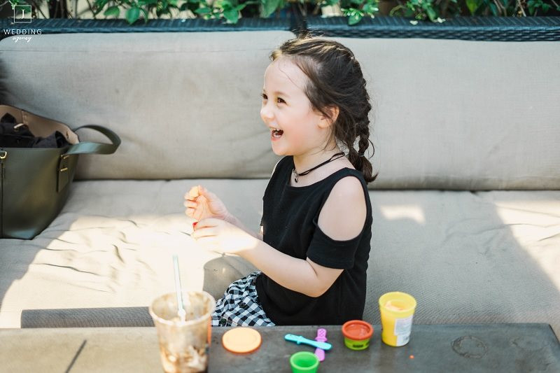 Vẻ đáng yêu của nhóc tì lai “nghiện” chụp ảnh khiến mẹ nào cũng muốn xin về nuôi ảnh 1