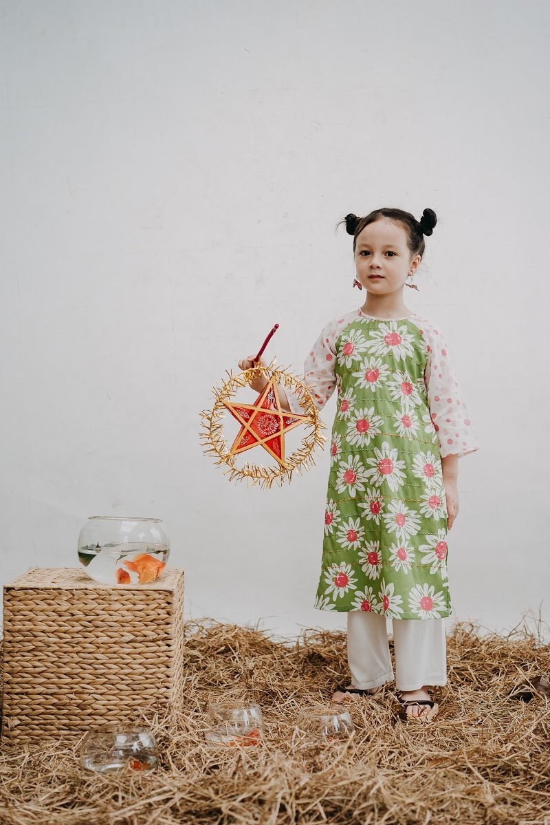 Vẻ đáng yêu của nhóc tì lai “nghiện” chụp ảnh khiến mẹ nào cũng muốn xin về nuôi ảnh 5