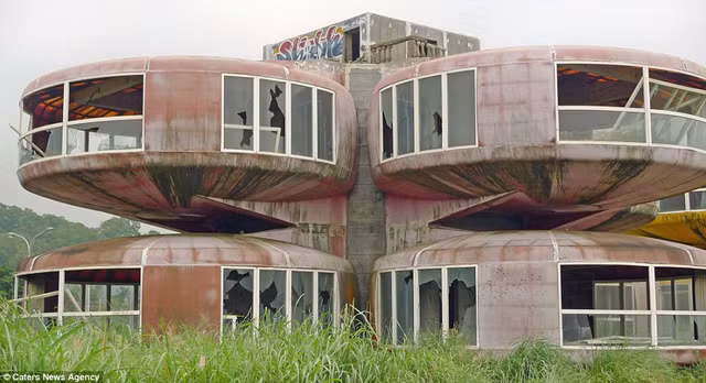 Cũng như nhiều công trình bỏ hoang khác trên thế giới, khu nghỉ dưỡng Sanzhi trở thành điểm săn ma hấp dẫn