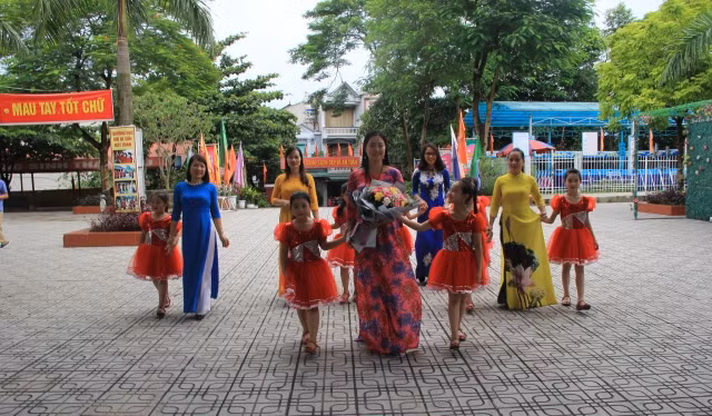 Cô, trò Trường Tiểu học Đinh Tiên Hoàng (Việt Trì, Phú Thọ) vẫn sẵn sàng bước vào năm học mới