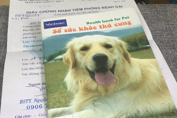 Sổ sức khỏe giúp theo dõi bệnh án của chó nuôi và nhắc nhở thời hạn tái khám, tiêm chủng định kỳ. Sổ sức khỏe giúp theo dõi bệnh án của vật nuôi và nhắc nhở thời hạn tái khám tiêm chủng định kỳ. Ảnh: Cẩm Anh