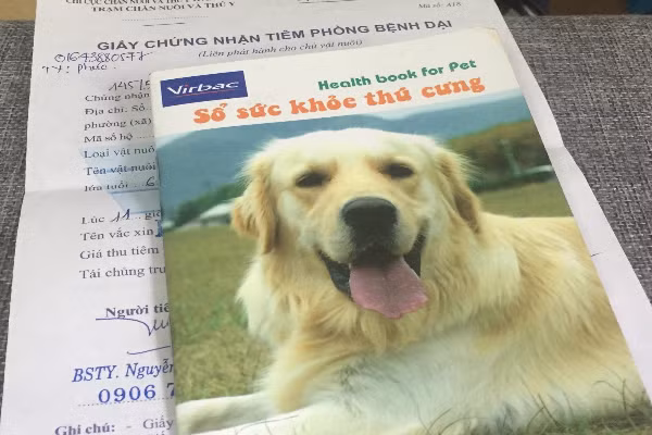 Sổ sức khỏe giúp theo dõi bệnh án của vật nuôi và nhắc nhở thời hạn tái khám tiêm chủng định kỳ. Ảnh: Cẩm Anh