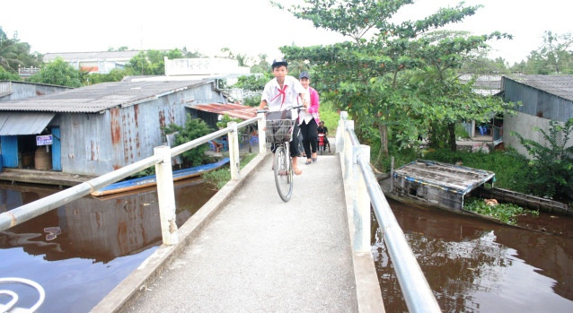 Hệ thống giao thông nông thôn được đầu tư giúp HS đến trường thuận lợi hơn