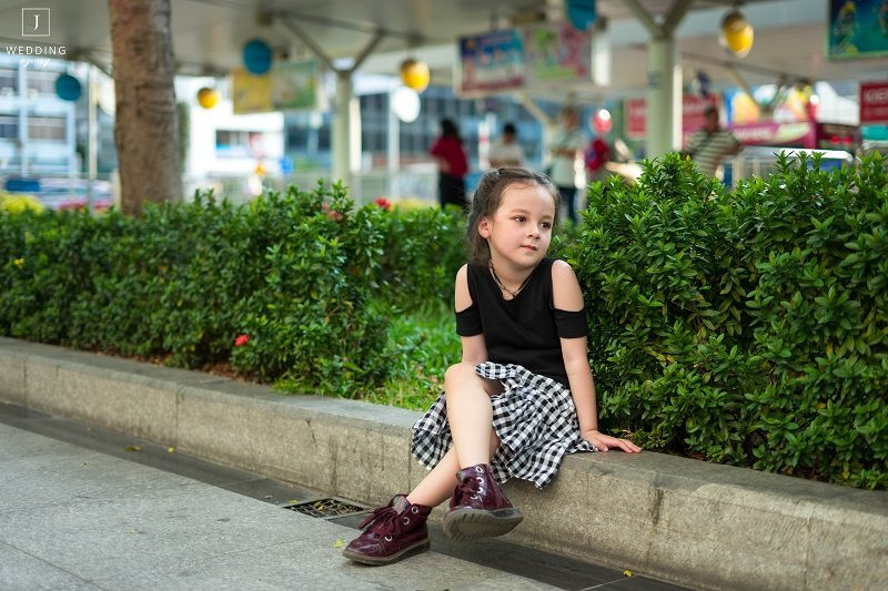 Vẻ đáng yêu của nhóc tì lai “nghiện” chụp ảnh khiến mẹ nào cũng muốn xin về nuôi ảnh 2