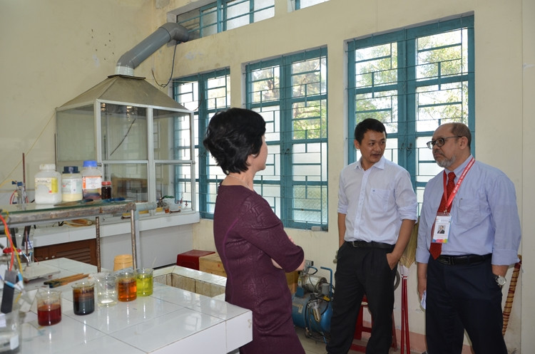 Thành viên đoàn kiểm định AUN – QA thuộc Mạng lưới các trường ĐH Đông Nam Á khảo sát phòng thí nghiệm của Trường ĐH Bách khoa, ĐH Đà Nẵng trong chương trình đánh giá ngoài 4 chương trình đào tạo của trường Thành viên đoàn kiểm định AUN – QA thuộc Mạng lưới các trường ĐH Đông Nam Á khảo sát phòng thí nghiệm của Trường ĐH Bách khoa, ĐH Đà Nẵng trong chương trình đánh giá ngoài 4 chương trình đào tạo của trường