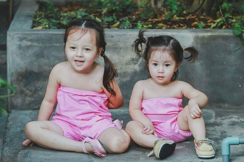 Vẻ đáng yêu của nhóc tì lai “nghiện” chụp ảnh khiến mẹ nào cũng muốn xin về nuôi ảnh 6