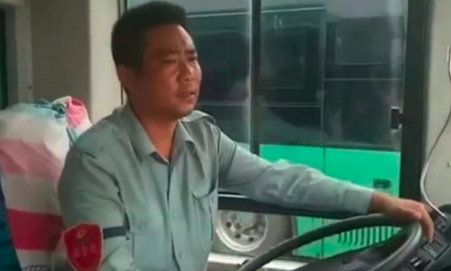 Anh Yun Xi treo thông tin của những người muốn tìm bạn đời lên xe bus của mình 10 năm qua. Anh Yun Xi treo thông tin của những người muốn tìm bạn đời lên xe bus của mình 10 năm qua. Ảnh: nextshark.