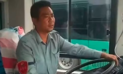 Anh Yun Xi treo thông tin của những người muốn tìm bạn đời lên xe bus của mình 10 năm qua. Ảnh: nextshark.
