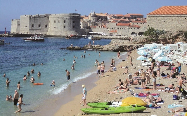 Những vịnh nhỏ yên tĩnh với những bãi cát nhỏ rải rác dọc theo bờ biển mang đến cho Korcula vẻ đẹp yên bình Những vịnh nhỏ yên tĩnh với những bãi cát nhỏ rải rác dọc theo bờ biển mang đến cho Korcula vẻ đẹp yên bình