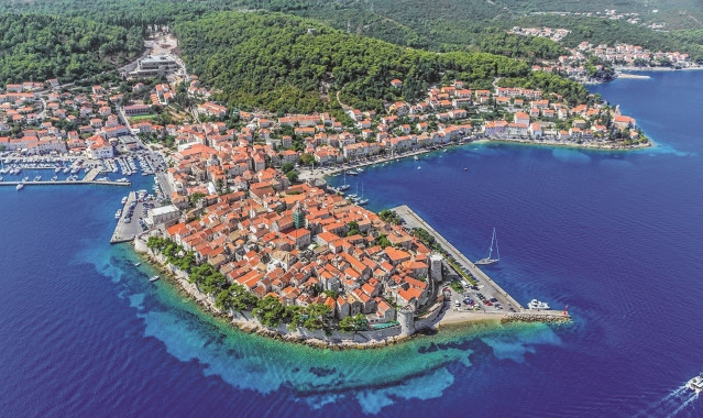 Đảo Korcula ngăn cách với đất liền bằng một eo biển hẹp