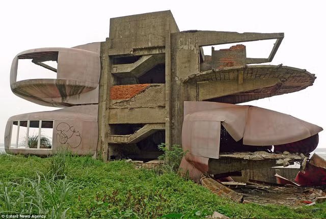 Đến nay, đôi khi vẫn có vài người khách mê mạo hiểm tới đây chụp hình khám phá