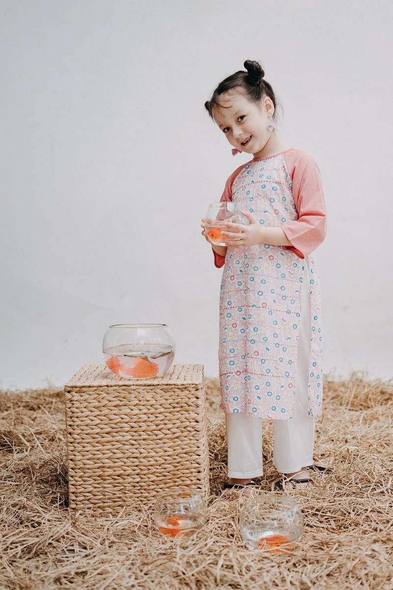 Vẻ đáng yêu của nhóc tì lai “nghiện” chụp ảnh khiến mẹ nào cũng muốn xin về nuôi ảnh 4