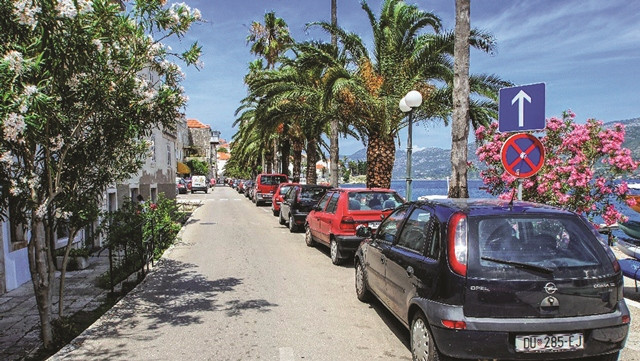 Đi dạo trên con đường rợp bóng những hàng cây, du khách có thể ngắm nhìn một bên là sóng nước, một bên là bức tường thành bao bọc thị trấn Korcula cùng nhiều pháo đài kiên cố Đi dạo trên con đường rợp bóng những hàng cây, du khách có thể ngắm nhìn một bên là sóng nước, một bên là bức tường thành bao bọc thị trấn Korcula cùng nhiều pháo đài kiên cố