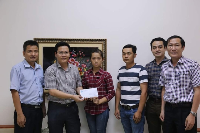 Đại diện Trường ĐH Kinh tế, ĐH Đà Nẵng trao số tiền từ các nguồn ủng hộ cho Ngô Vũ Như Hiền