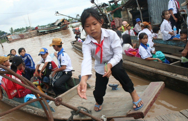 HS vùng biên giới huyện An Phú (An Giang) vượt lũ đến trường