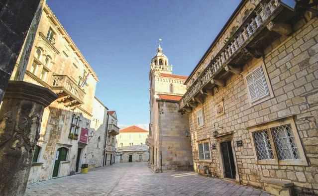 Điểm đến chính mà du khách nên ghé thăm là Khu Phố cổ Korcula với những bức tường và tháp phòng thủ bao quanh có từ thời trung cổ, những ngôi nhà mái đỏ ấn tượng Điểm đến chính mà du khách nên ghé thăm là Khu Phố cổ Korcula với những bức tường và tháp phòng thủ bao quanh có từ thời trung cổ, những ngôi nhà mái đỏ ấn tượng