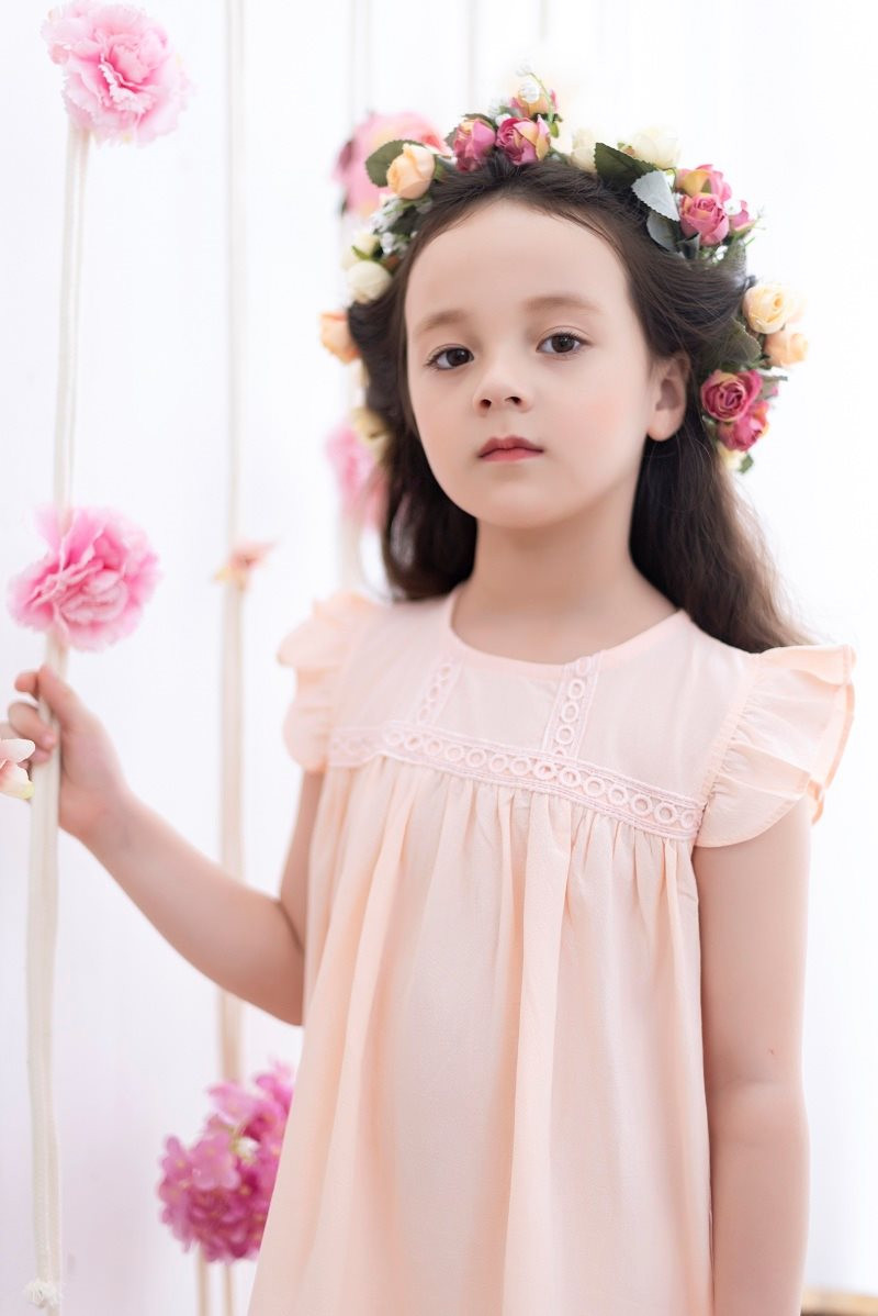 Vẻ đáng yêu của nhóc tì lai “nghiện” chụp ảnh khiến mẹ nào cũng muốn xin về nuôi ảnh 3