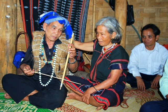 Già làng Alăng Avel thi thoảng mang cây đàn Abel ra chơi cùng bạn gái để nhớ lại một thời trai trẻ, ông đã đi sim