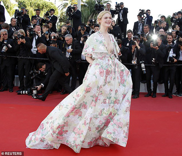 Nàng tiên hoa Elle Fanning hớp hồn bao nhiêu fan hâm mộ trên thảm đỏ. Nàng tiên hoa Elle Fanning hớp hồn bao nhiêu fan hâm mộ trên thảm đỏ.