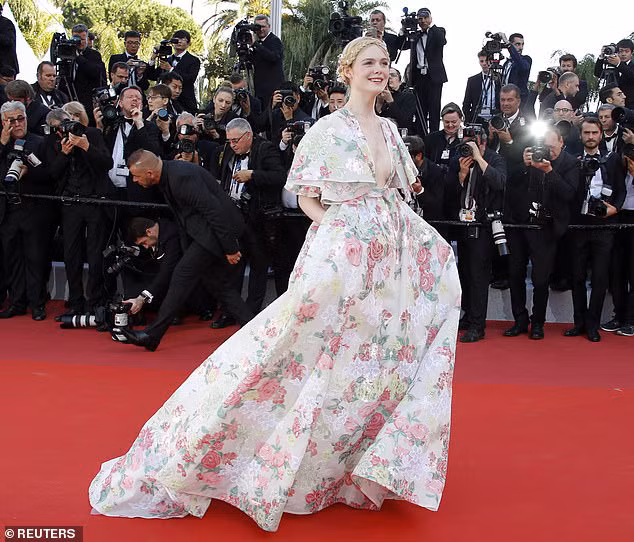 Nàng tiên hoa Elle Fanning hớp hồn bao nhiêu fan hâm mộ trên thảm đỏ.