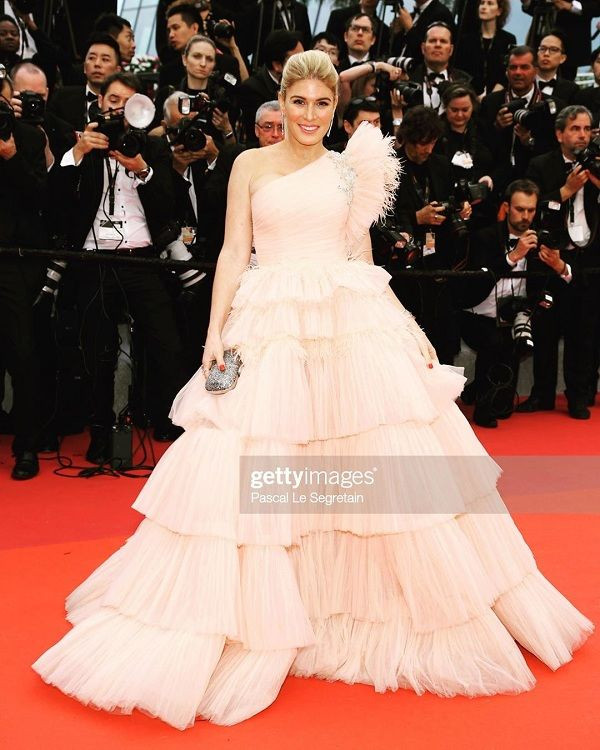 Người mẫu đến từ Israel thanh tao, nhẹ nhàng trong kiểu váy xếp tầng bồng bềnh màu be. Người mẫu đến từ Israel thanh tao, nhẹ nhàng trong kiểu váy xếp tầng bồng bềnh màu be.