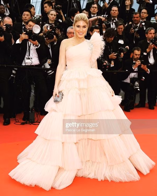 Người mẫu đến từ Israel thanh tao, nhẹ nhàng trong kiểu váy xếp tầng bồng bềnh màu be.