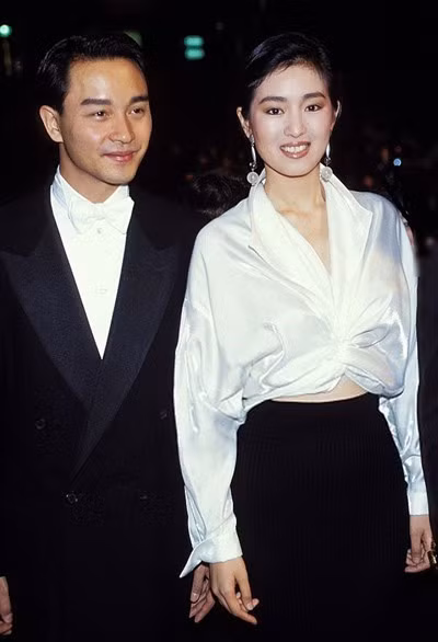 Hình ảnh một Củng Lợi ngây thơ nhẹ nhàng mới chân ướt chân ráo bước những bước đi đầu tiên tại LHP Cannes những năm 90.