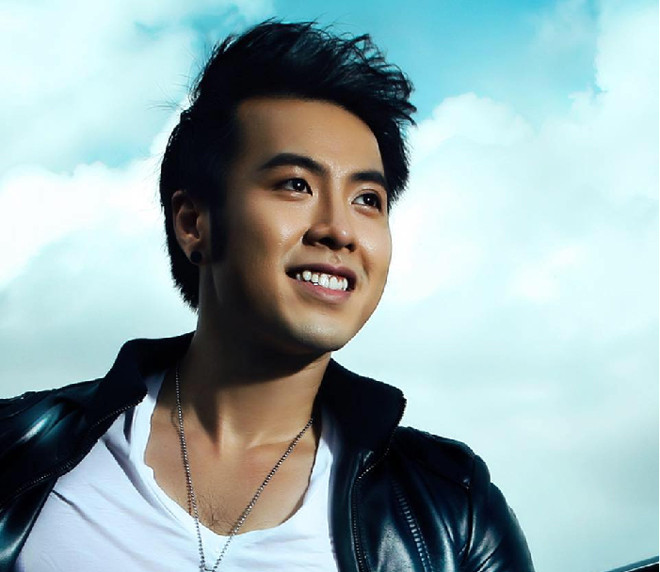 Akira Phan một trong những ca sĩ được khán giả 8x,9x yêu thích và cực kỳ nổi tiếng trong giai đoạn 2008-2010. Akira Phan một trong những ca sĩ được khán giả 8x,9x yêu thích và cực kỳ nổi tiếng trong giai đoạn 2008-2010.