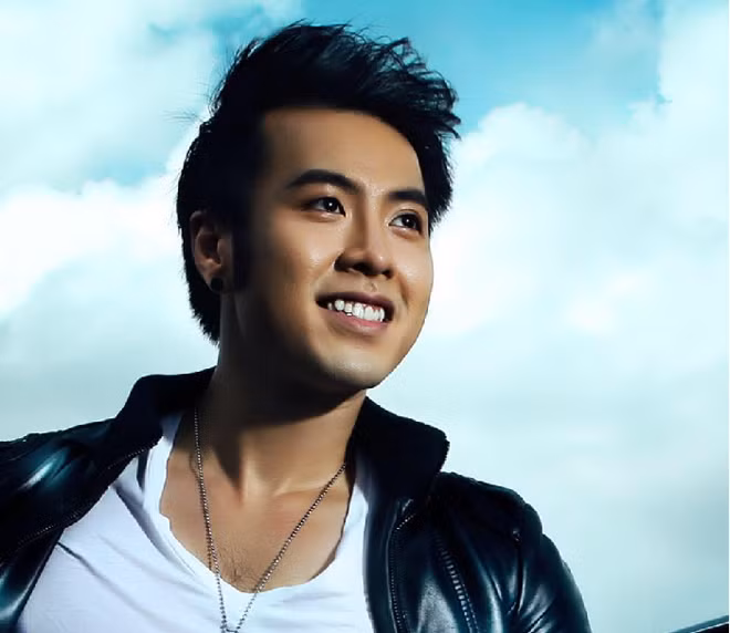 Akira Phan một trong những ca sĩ được khán giả 8x,9x yêu thích và cực kỳ nổi tiếng trong giai đoạn 2008-2010. Akira Phan một trong những ca sĩ được khán giả 8x,9x yêu thích và cực kỳ nổi tiếng trong giai đoạn 2008-2010.