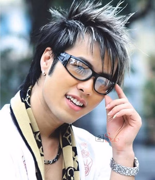 Hình ảnh gắn liền với ký ức khán giả về Akira Phan. Hình ảnh gắn liền với ký ức khán giả về Akira Phan.