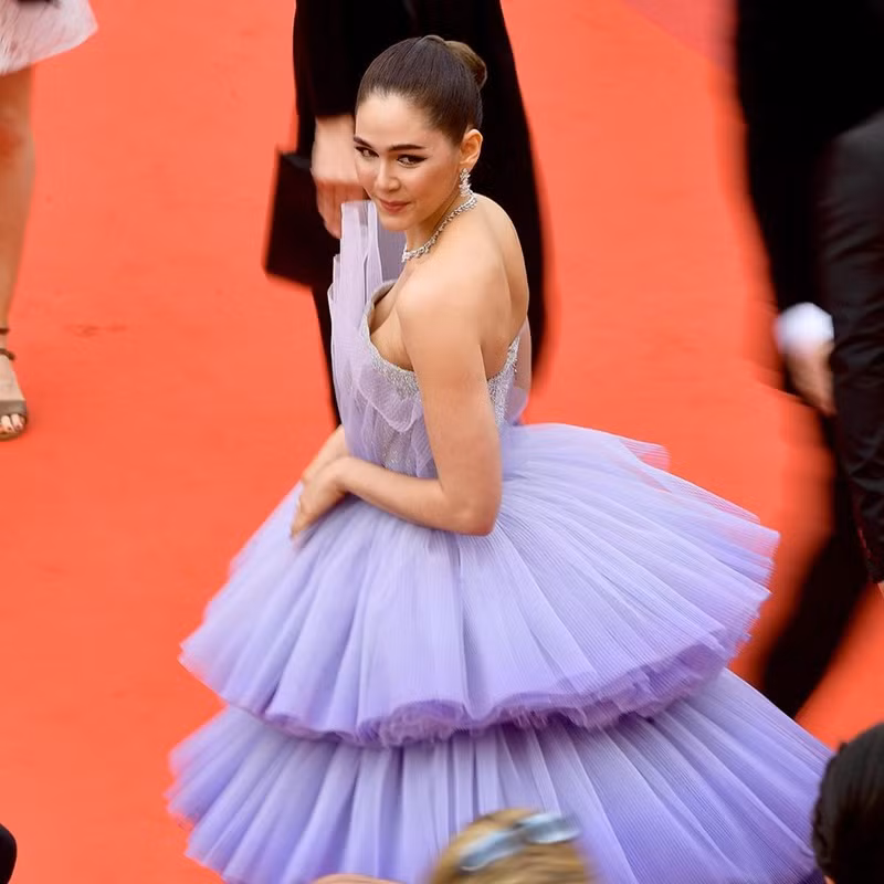 Thiết kế tán sắc ombre của Ralph & Russo, với phần đính kết hoa hồng xung quanh viền giúp Chompoo Araya kiêu sa như công chúa, chiếm trọn ống kính truyền thông quốc tế.