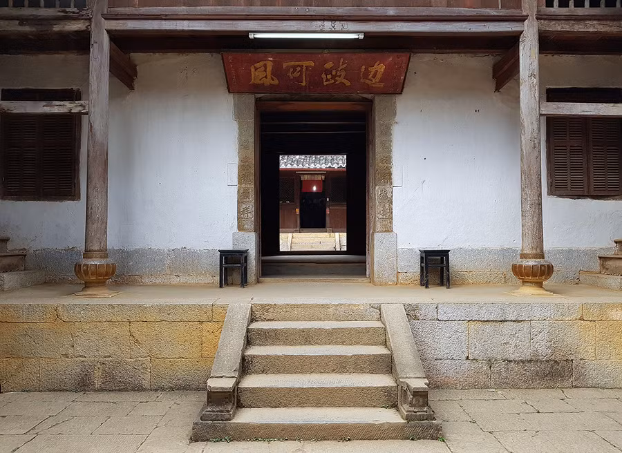 Các bức tường đường xây dựng bằng đá, liên kết với nhau bằng mật mía. Dinh thự Vua Mèo được công nhận di tích quốc gia với tên gọi “Khu di tích văn hóa nghệ thuật lịch sử Nhà Vương” năm 1993, trở thành điểm thu hút du khách trong và ngoài nước khi ghé thăm cao nguyên đá Đồng Văn.