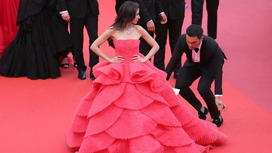 Đây là một thiết kế của nhà mốt Michael Cinco. Đây là một thiết kế của nhà mốt Michael Cinco.