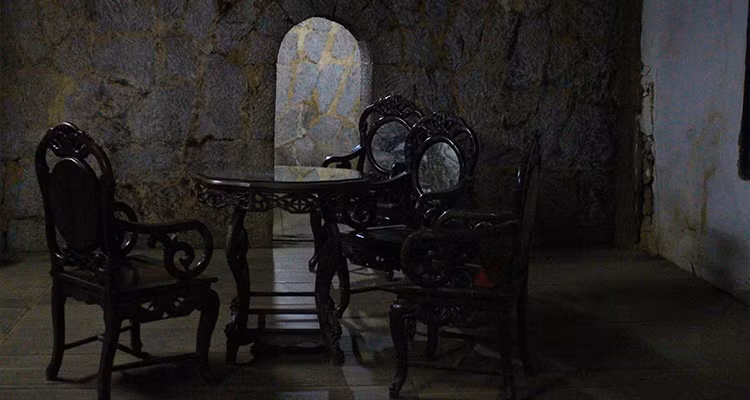 Bộ bàn ghế cổ cùng gian lò sưởi.