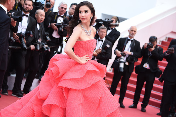 Chiếc đầm được làm từ chất liệu vải dập li kết hợp với thiết kế xếp lớp tạo độ bồng bềnh, đồ sộ mà vẫn mềm mại, uyển chuyển. Chiếc đầm được làm từ chất liệu vải dập li kết hợp với thiết kế xếp lớp tạo độ bồng bềnh, đồ sộ mà vẫn mềm mại, uyển chuyển.