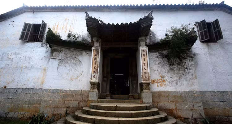 Cửa chính dẫn vào nhà qua năm tháng đã để lại những rêu phong cổ kính.