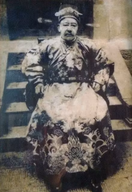 Cụ Vương Chính Đức (1865 - 1947) là người duy nhất được đồng bào người Mông nơi đây suy tôn là vua Mèo và chính thức cai quản 4 huyện Quản Bạ, Yên Minh, Mèo Vạc, Đồng Văn.
