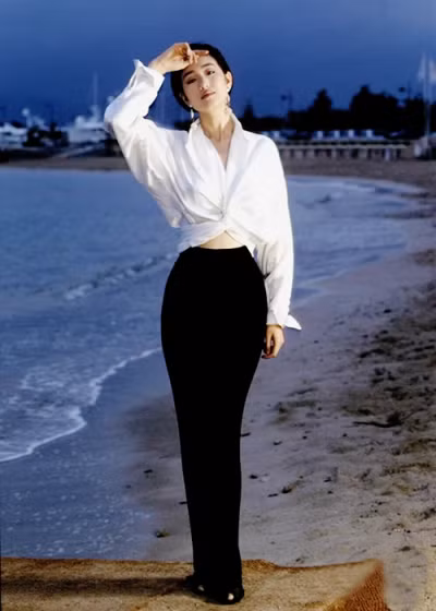 Mỹ nhân Hoa ngữ thanh lịch nhẹ nhàng nhưng không kém phần sang chảnh kiêu kỳ trong một set đồ áo sơmi crop top khoe eo thon cũng quần âu chạm gót.